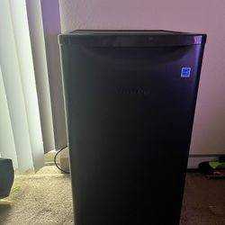 Danby 4.4 Cu ft Mini Fridge 