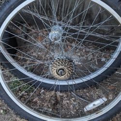 Rims 26 Tube 195 Tiré 26 Tengo 6 Y 7 disponible 