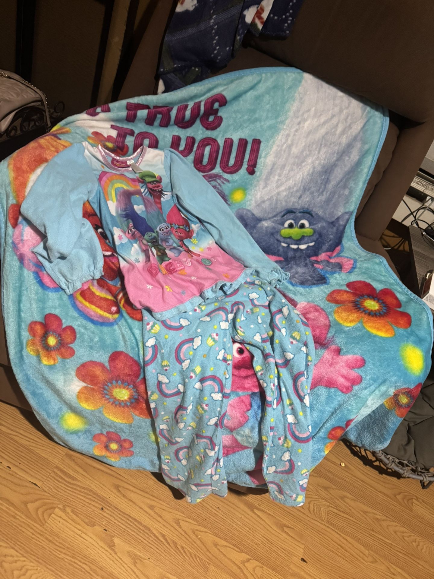 Trolls Blanket And Pijama Size 6