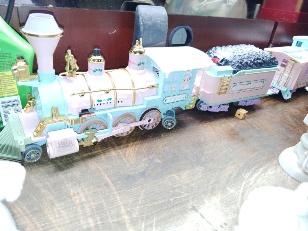Precious Moments Sugar Town Train With Track.