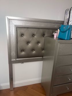 Queen Bed w/Mirror