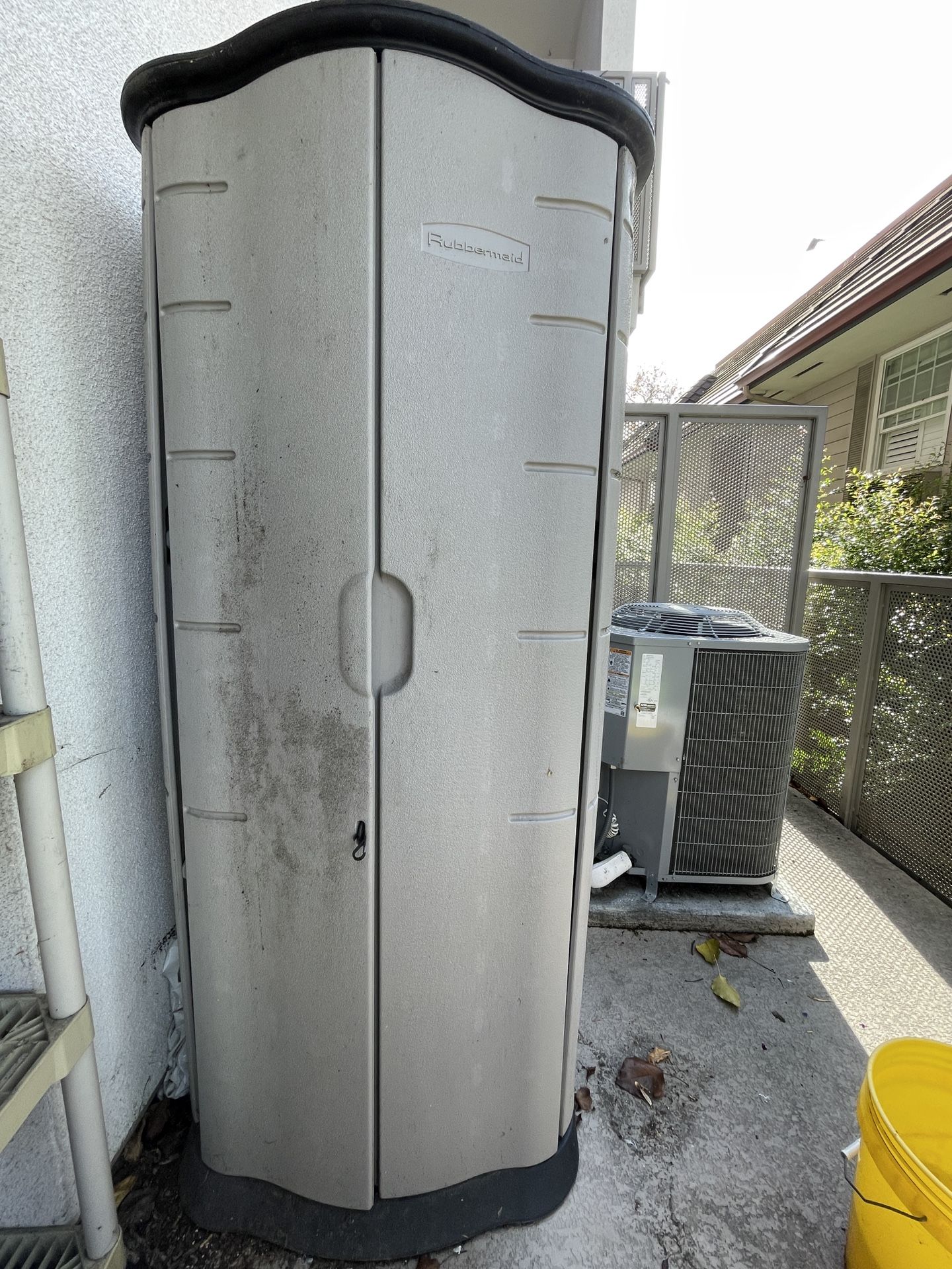 6ft Rubbermade Outdoor Shed (shelves Included)