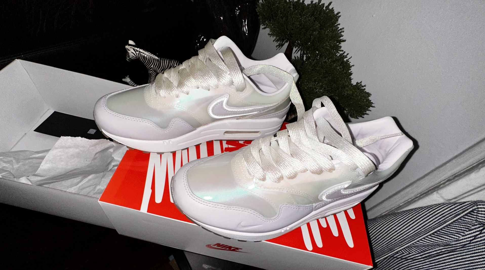 Nike Air Max 1 ‘SNKRS Day Pack White Grey Shoes DA4300-100 Women’s Size 5.5 used