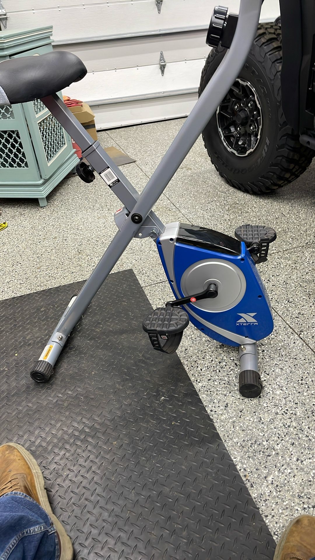 Stationary exercise bike
