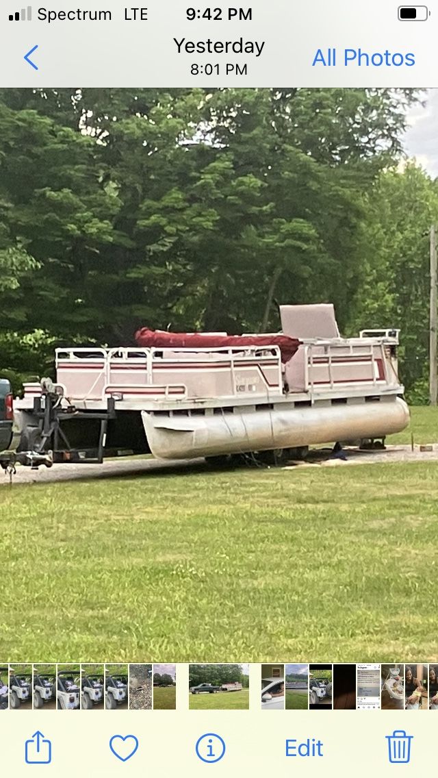 $3,800 OBO 26ft Pontoon 115hp Mercury