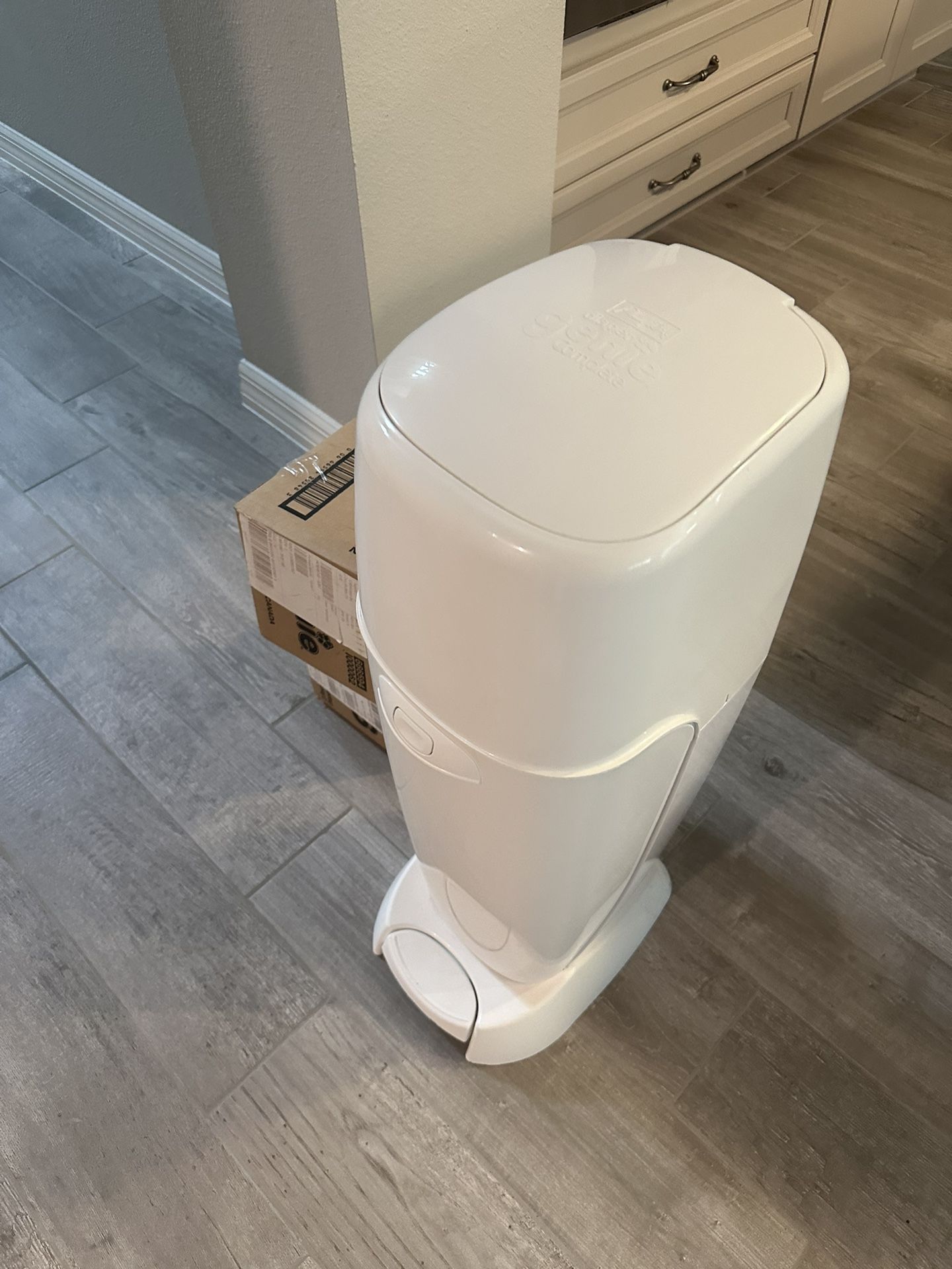 Diaper Genie Complete Diaper Pail like NEW with 8 Refills