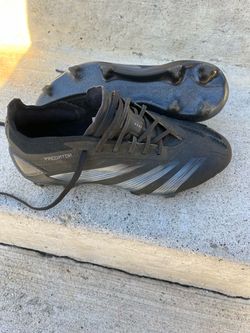 Adidas Predator Elite cleats size 4