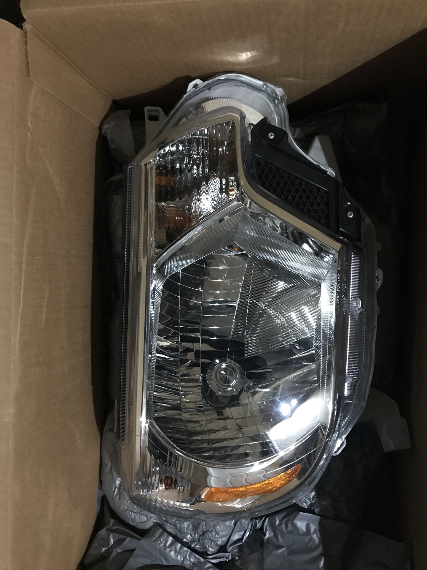 2012 2013 2014 2015 Toyota Tacoma Passenger RH Halogen Headlight OEM 0333