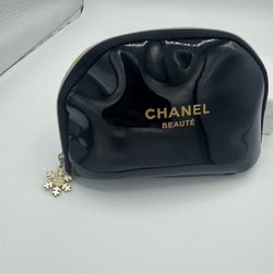 Chanel Beauté VIP Black Makeup Bag with Snowflake Charm – Small Size Limited Edition