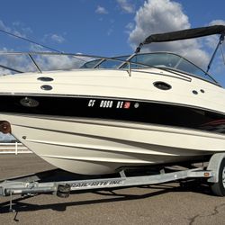 2005 Chaparral 22’ Cuddy Cabin EFI Super Low Hours New Upholstery.