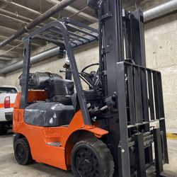 TOYOYA M7 forklift for sale excellent condition 