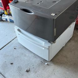 Washer and dryer pedestal