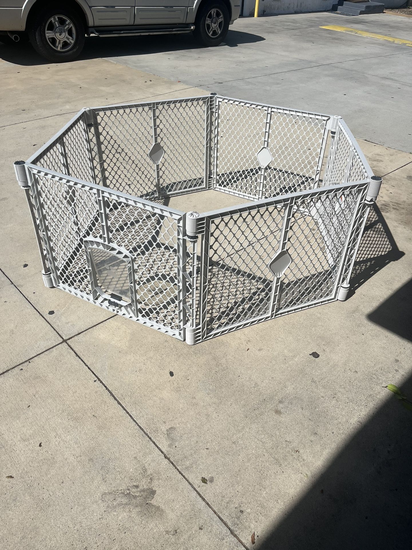 Dog Pin With Door Crate