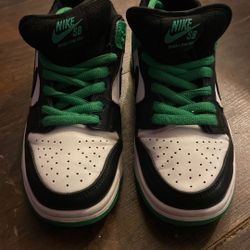 Nike Womens SB Dunk Low Classic Shoes