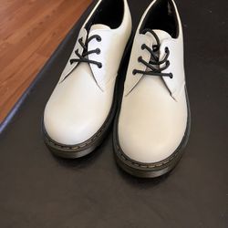 Dr. Martens Low Top White Size 6M/7F