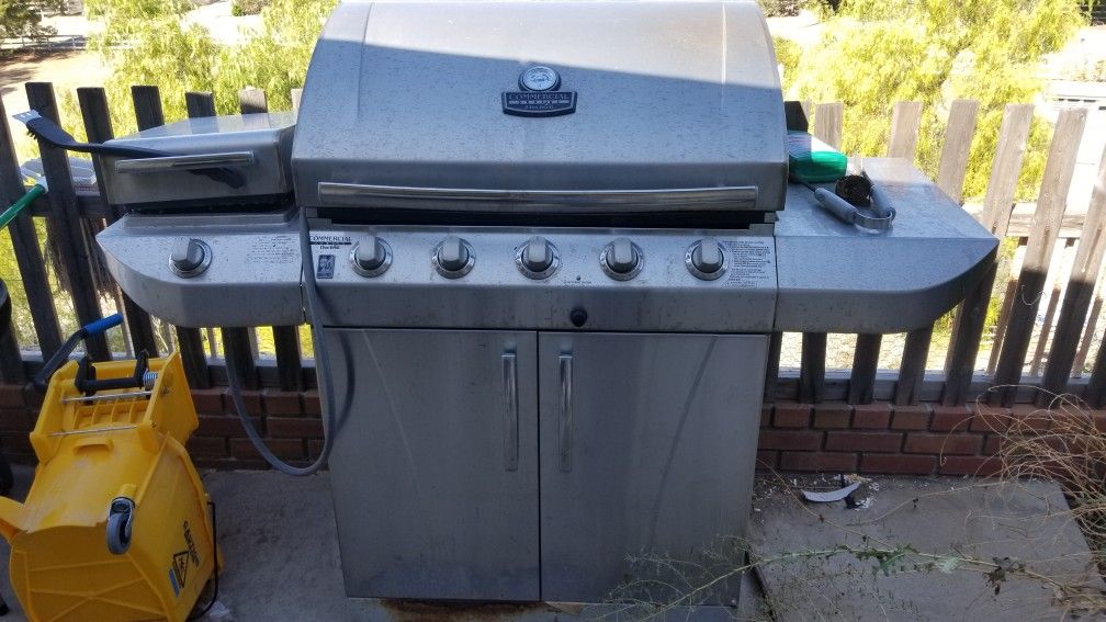Propane grill with natural gas hook up. for Sale in Temecula, CA OfferUp