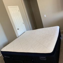 KING STEARNS AND FOSTER LUX ESTATE HYBRID MATTRESS AND FREE BOX SPRINGS 