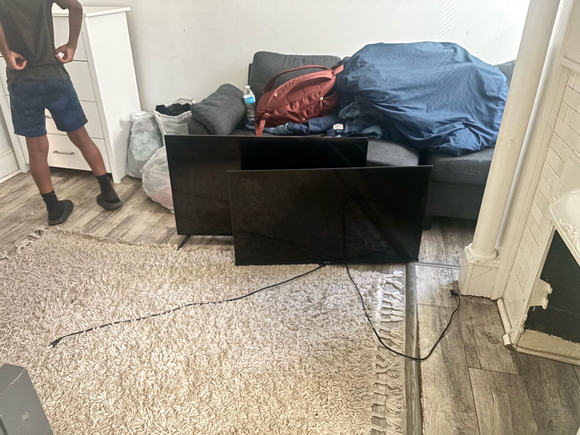 2 Television 45’ and 40’
