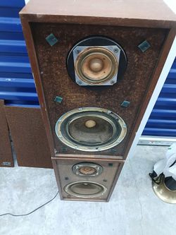VINTAGE KLH 26 SPEAKERS