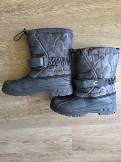 Woman's/ Girls/ Boys Winter Boots Size 8 (Woman) Or 4 Kids $15