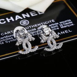 Simple and elegant and high-grade earrings