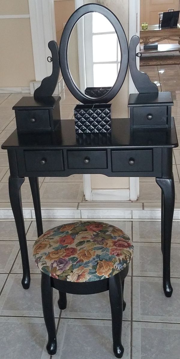 GOOD condition Wood Makeup Vanity for Sale in Miami, FL OfferUp