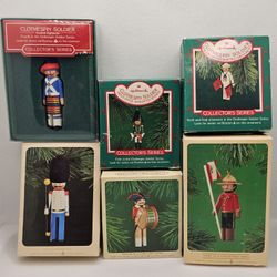 6 Hallmark Keepsake Miniature Clothespin Soldier Christmas Ornament Lot Series

Brand new Ornaments, never displayed 
Lot of 6 Ornament,  1-6 in serie