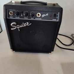 Like New! Squier by Fender SP-10 Portable Electric Guitar Amplifier Type PR 367
