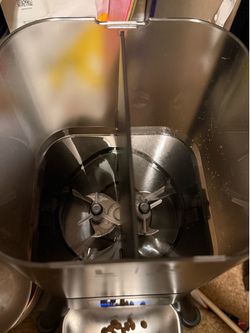 Automatic cat feeder