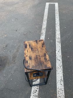 Little stand with plug