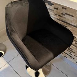 Counter Height Bar Stool. Product Dimensions 16.1"D x 19.1"W x 37"H
Color Black
Frame Material Metal
Seat Material Type Linen