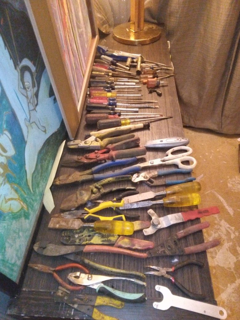 BUNCH OF HAND TOOLS FOR CHEAP for Sale in St. Charles, IL - OfferUp