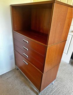 Dresser W 1.8ft L 2.9ft H 4.5ft