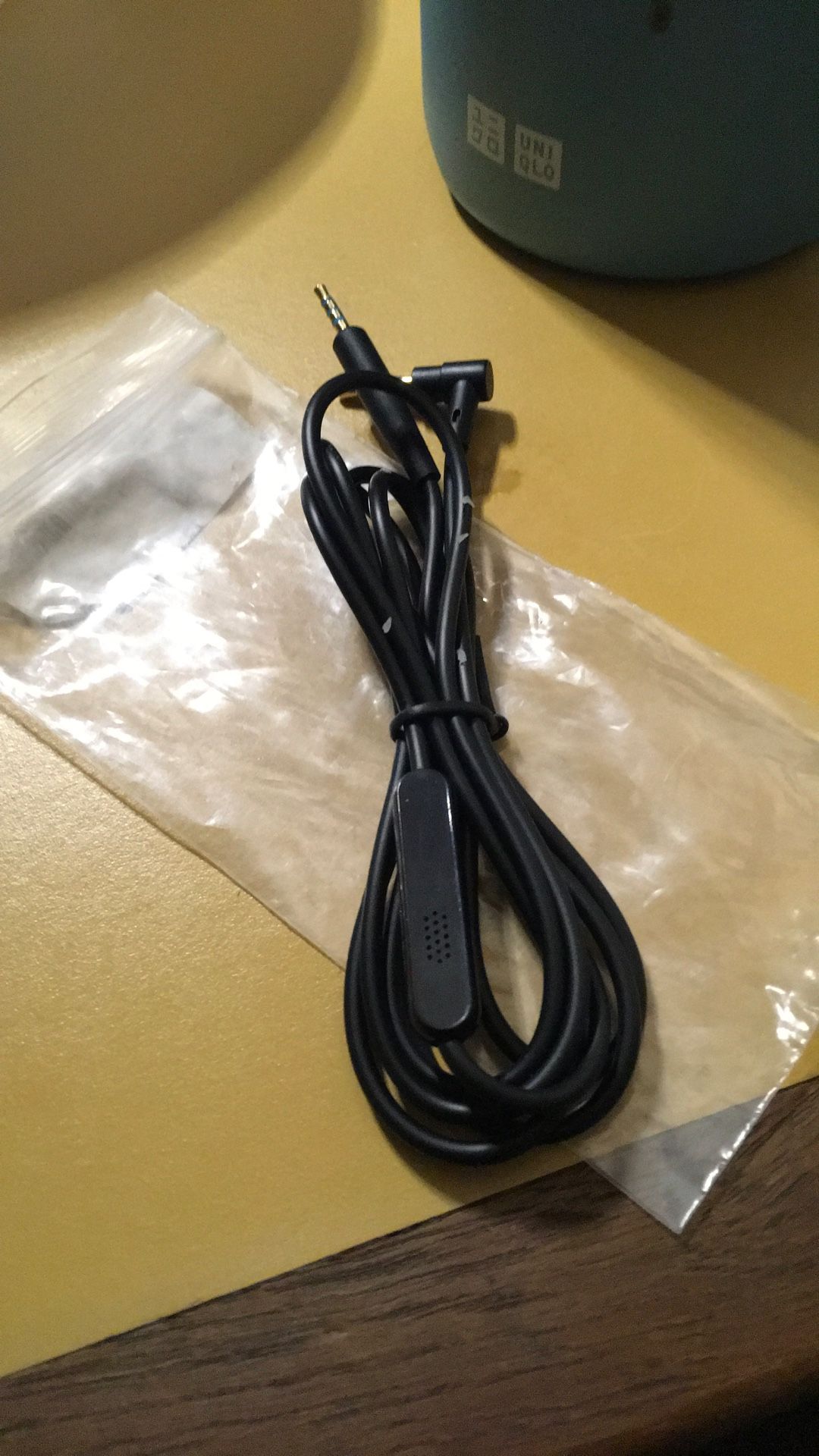 replacement audio cable compatible with various Bose headphones, such as the QuietComfort 25 (QC25), QC35, and QC45 models.