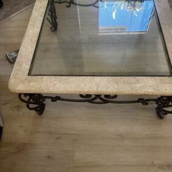 Mesa de Mármol Con Vidrio Y Herrería /Marble coffee table with glass and ironwork