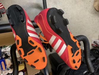 Like new women’s size 9 cleats