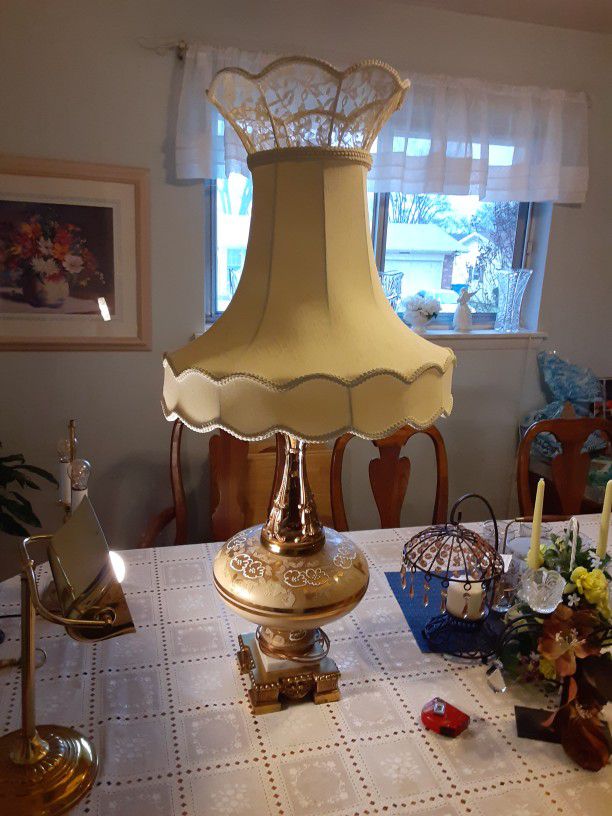  ABSOLUTELY BEAUTIFUL VINTAGE LAMP ABOUT 44 INCHES Tall 