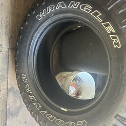 4 Goodyear Wrangler Duratrac  275/70/18 Load Range E