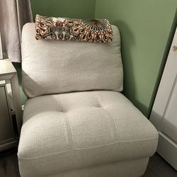Beautiful Plush Chair With Throw Blanket 