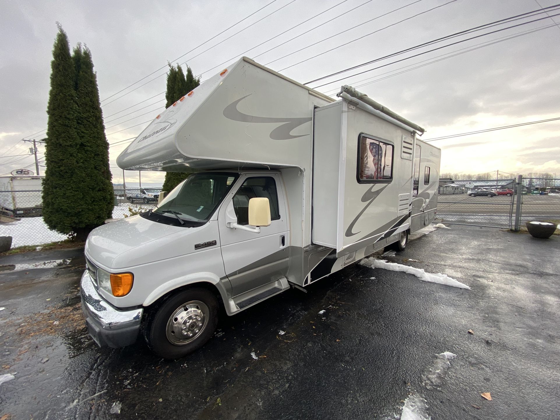 2006 Chateau by four winds class C with 2 slide outs ford E450 for Sale