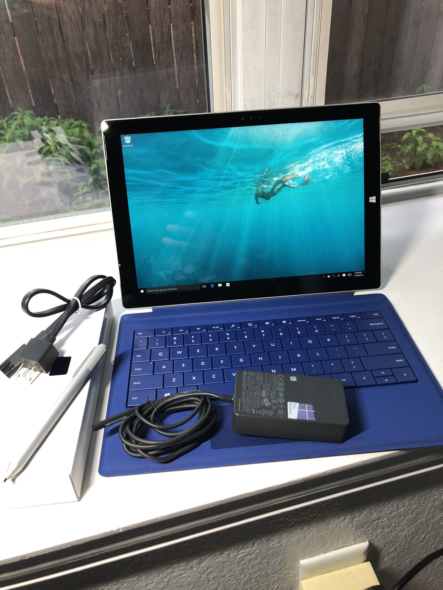 Surface Pro 3 Touch Screen 256 8 Ram i7 With Keyboard, Pen And Charger 