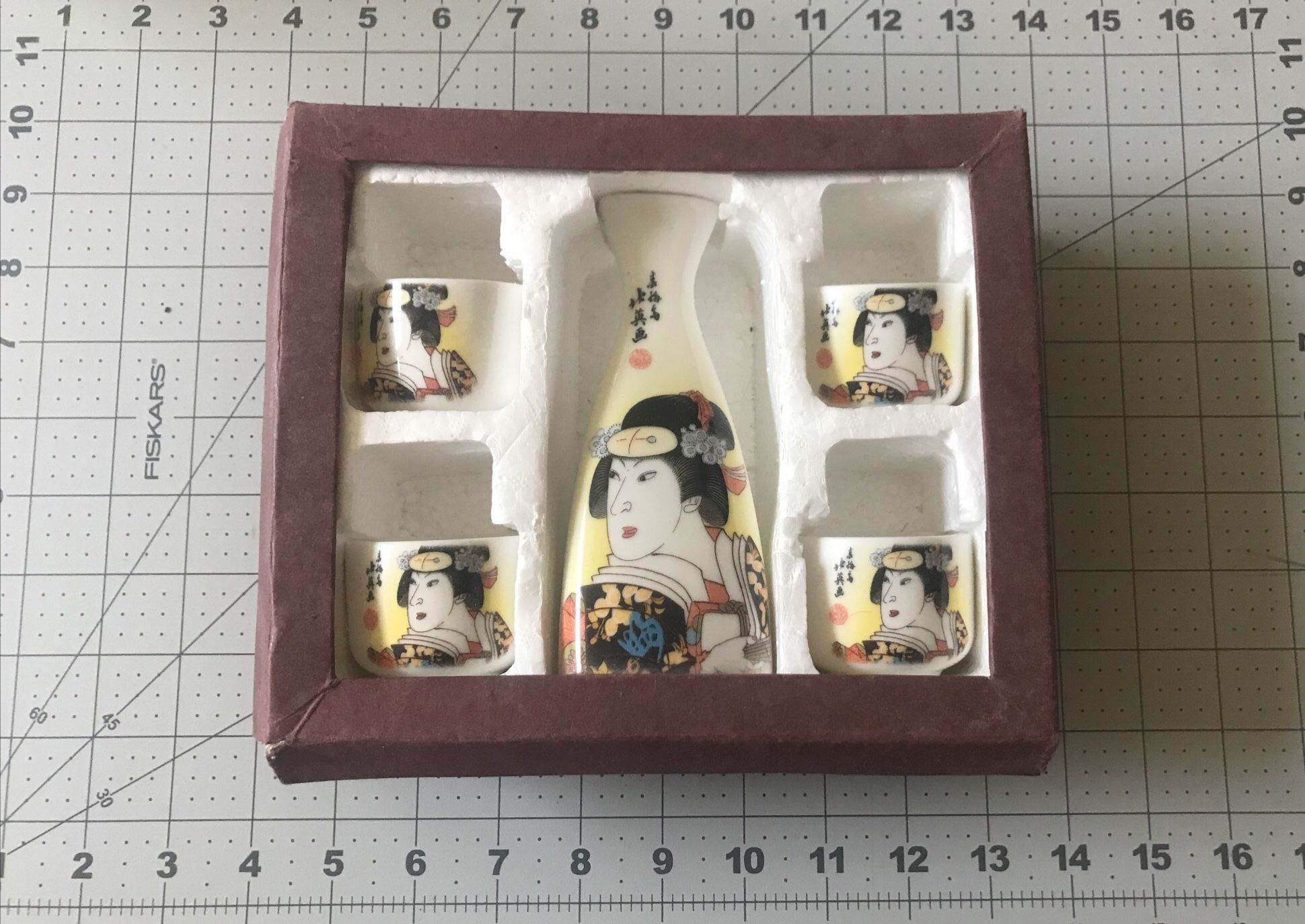 Open box Ceramic Japanese Geisha design Saki Set ( 4 cups, 1 pot), never used
