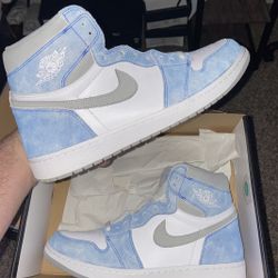 Jordan 1 Hyper Royal 