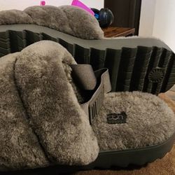 UGG Slippers (W11)