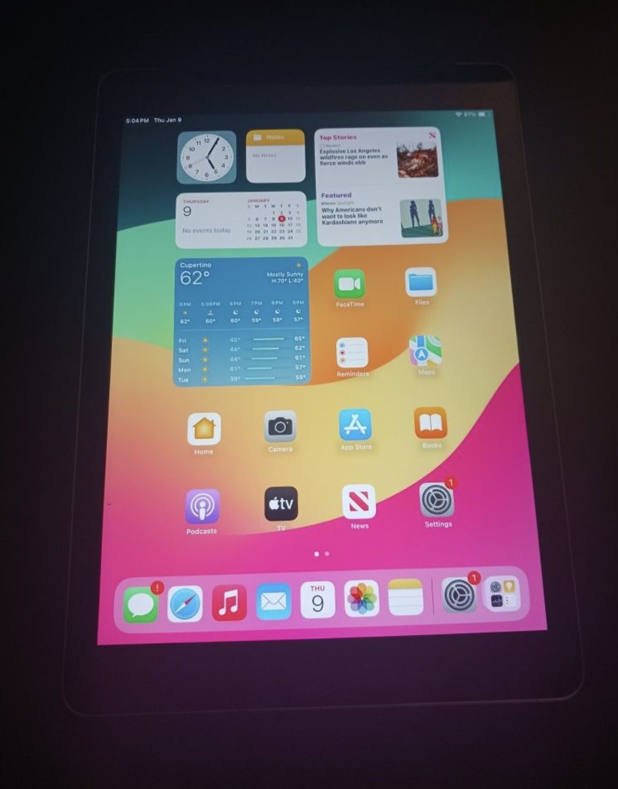 Apple iPad 9.7" 6th Gen 32 GB 2048x1536 Res. Retina Display A10 Fusion M10 Co-Processor Like New Condition Works Perfect
