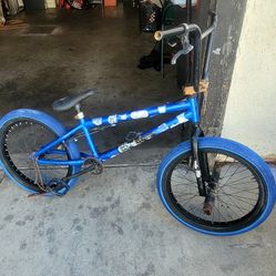 USED 20 INCHES  ELITE BMX  AM MOVING CANT TAKE IT WITH ME HABLO ESPAÑOL  TANBIEN 
