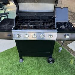 Dyna-Glo 4 BBQ Grill