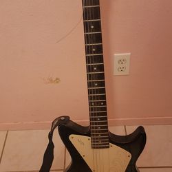 First Act 222 AL4042 w/ Starcaster 15G Amp