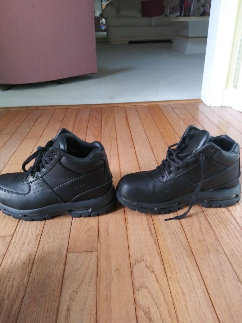 Plain black nike boots(Size 8)