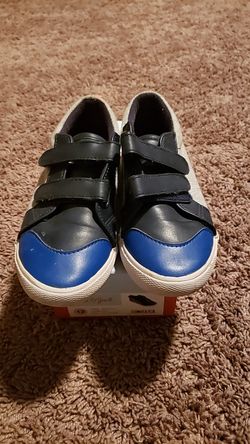 Used size 12 cat and jack boys shoes